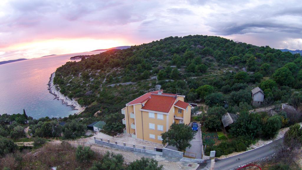 Vila Tatinja โตรกีร์ ภายนอก รูปภาพ